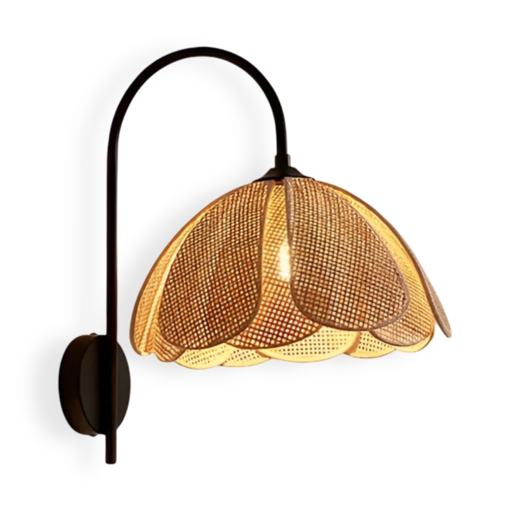 Japansk Wabi Sabi væglampe i rattan med blomsterdesign