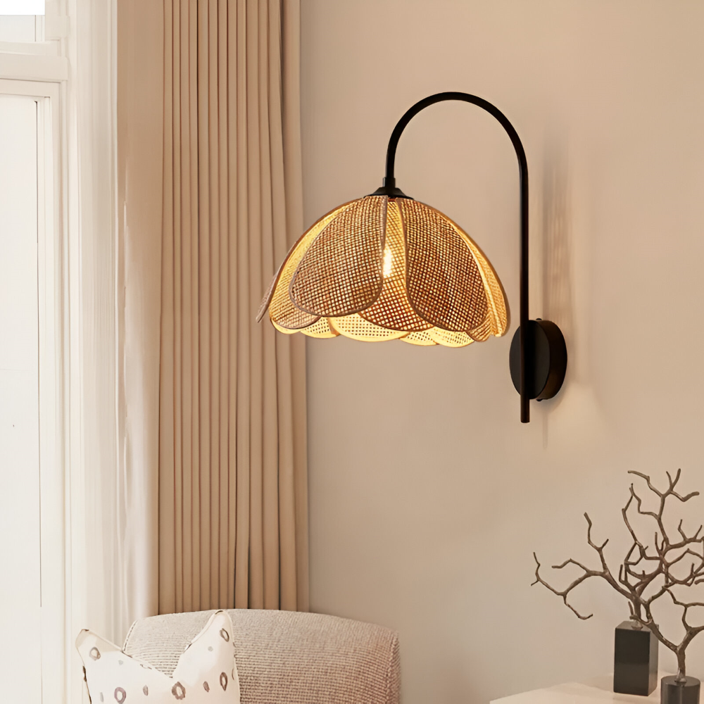 Japansk Wabi Sabi væglampe i rattan med blomsterdesign