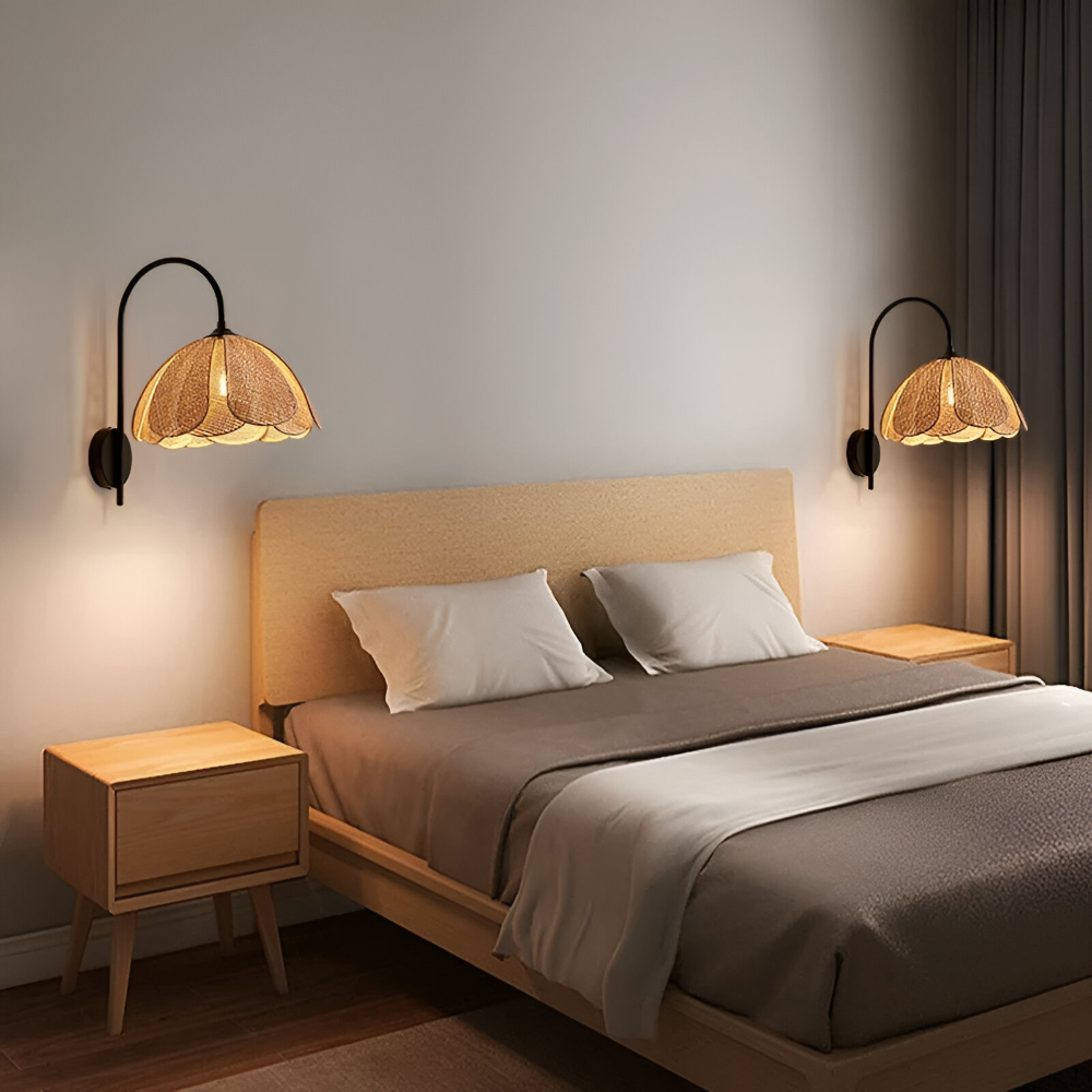Japansk Wabi Sabi væglampe i rattan med blomsterdesign