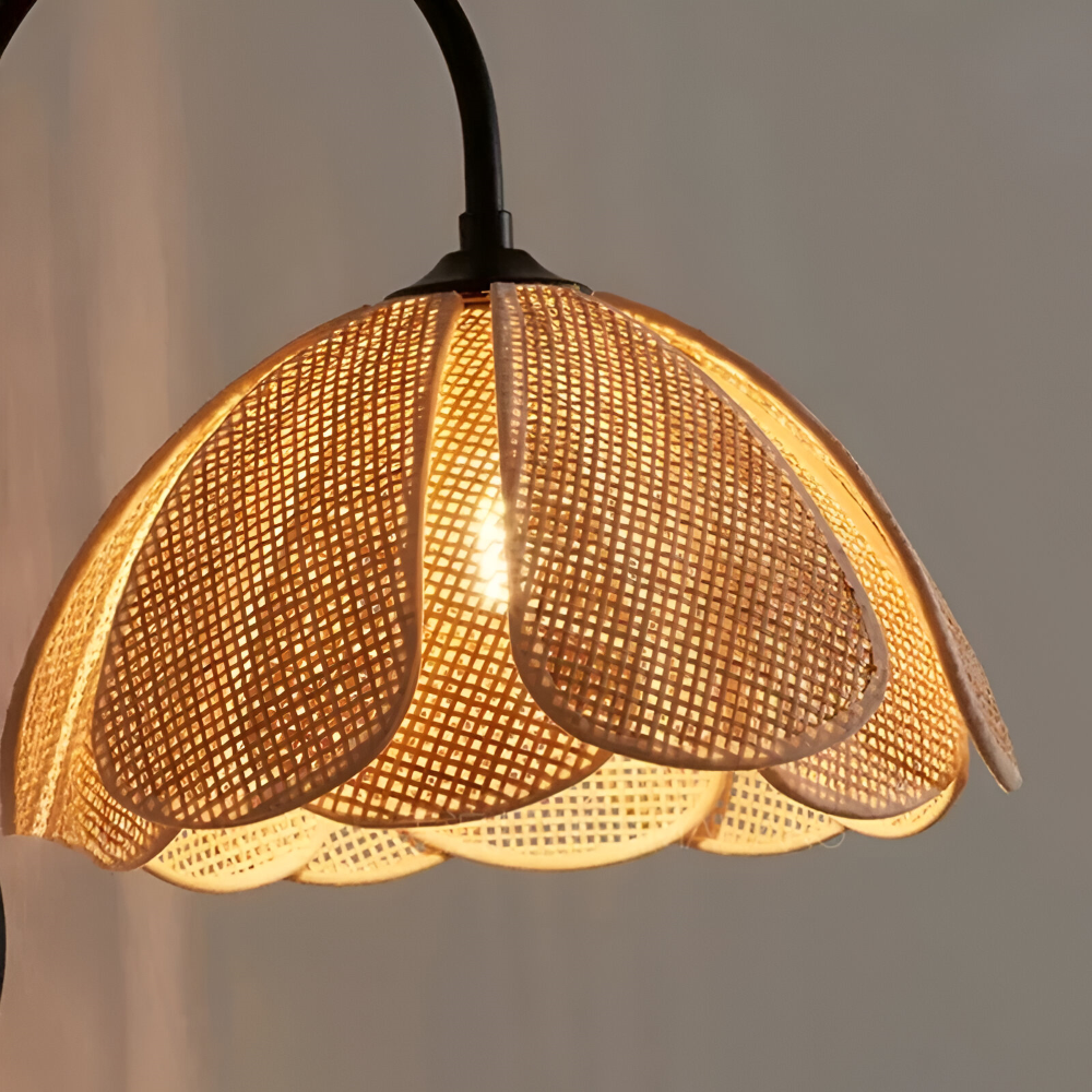 Japansk Wabi Sabi væglampe i rattan med blomsterdesign