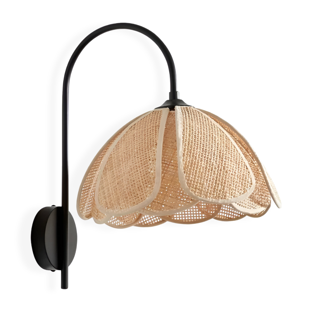 Japansk Wabi Sabi væglampe i rattan med blomsterdesign