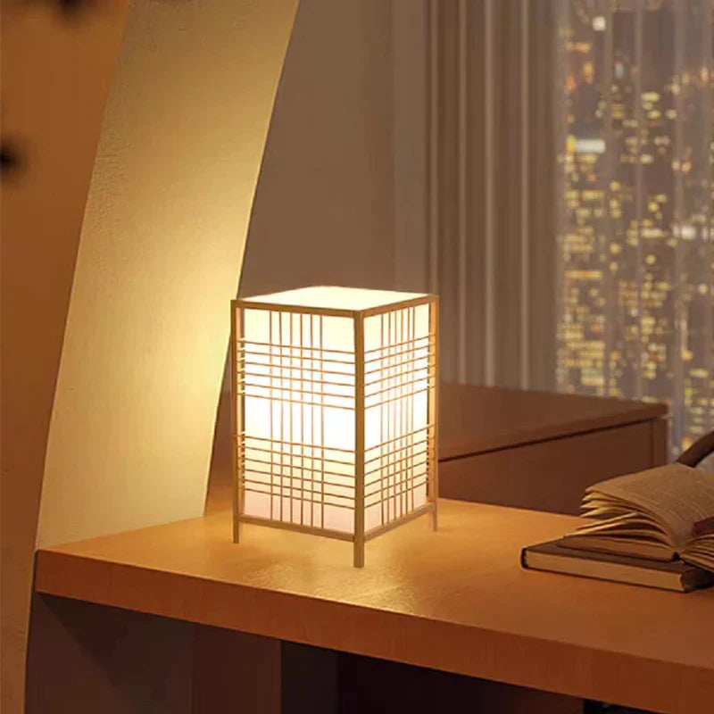 Bordlampe i bambus og træ – japansk design til rolig belysning
