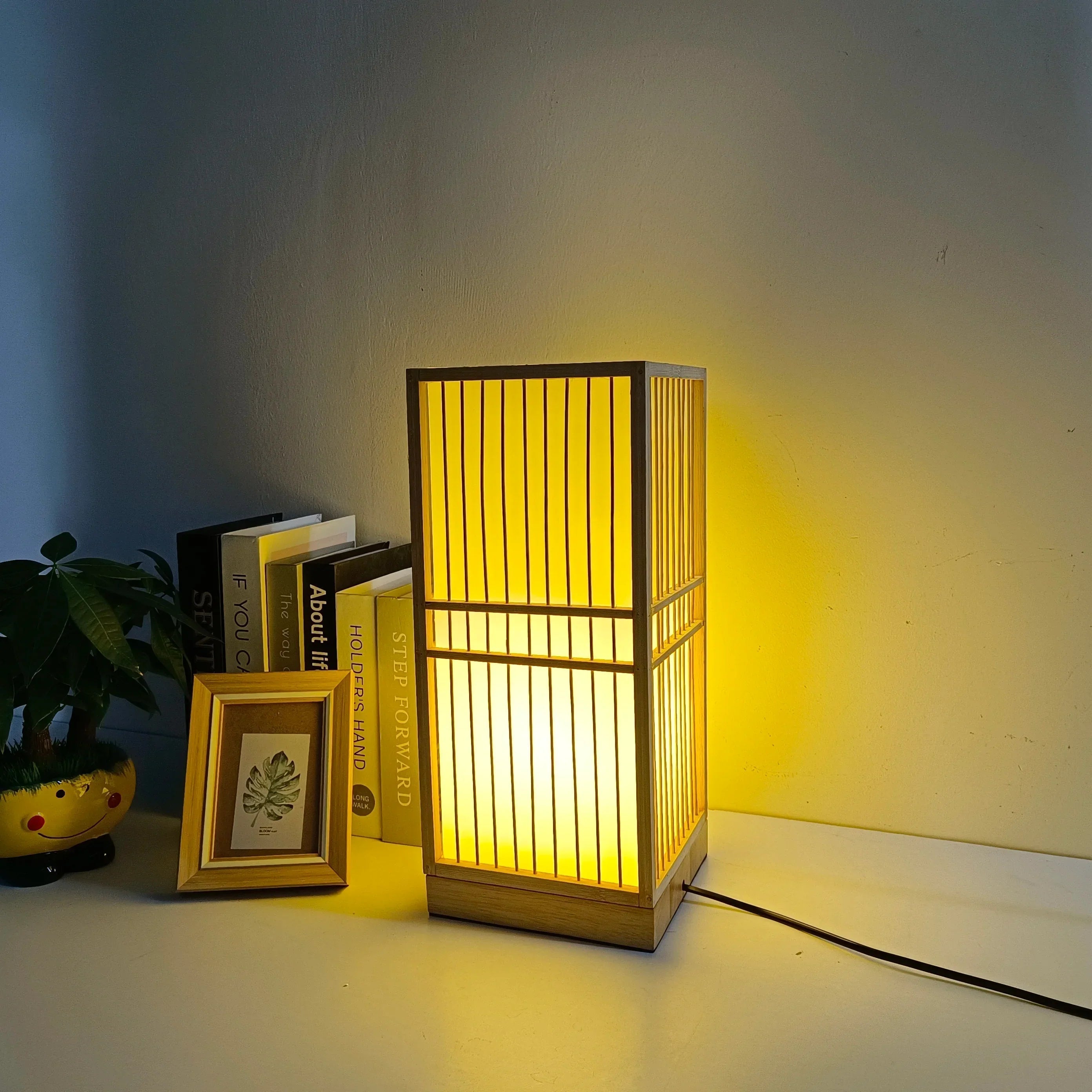 Bordlampe i bambus og træ – japansk design til rolig belysning