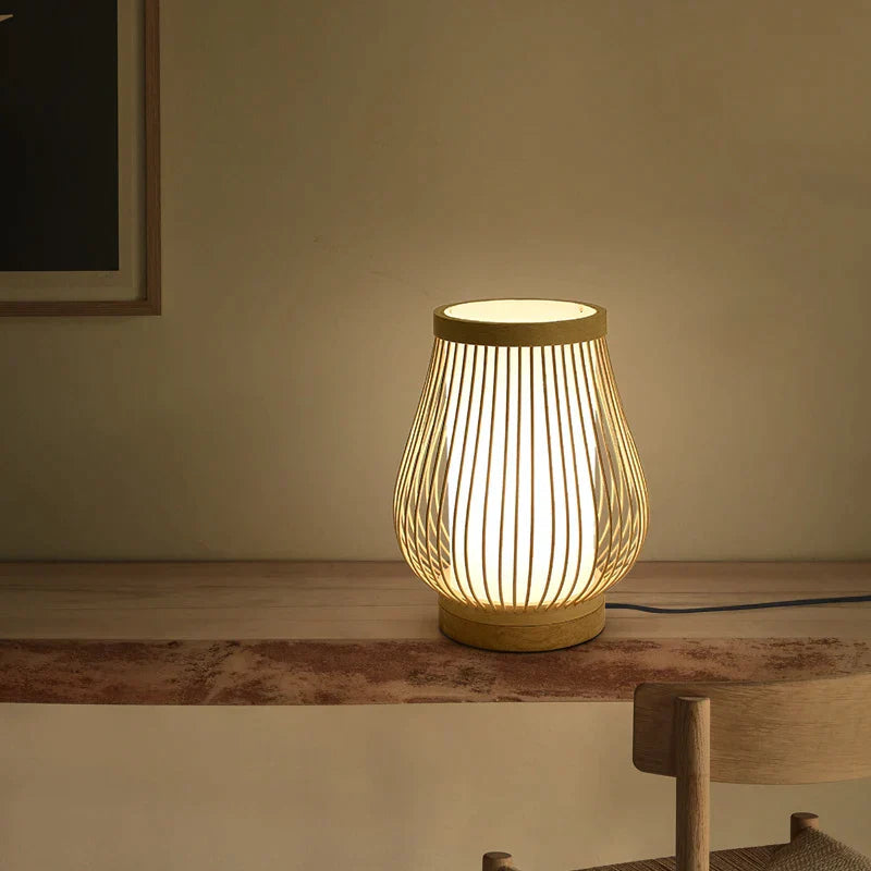 Bordlampe i bambus og træ – japansk design til rolig belysning