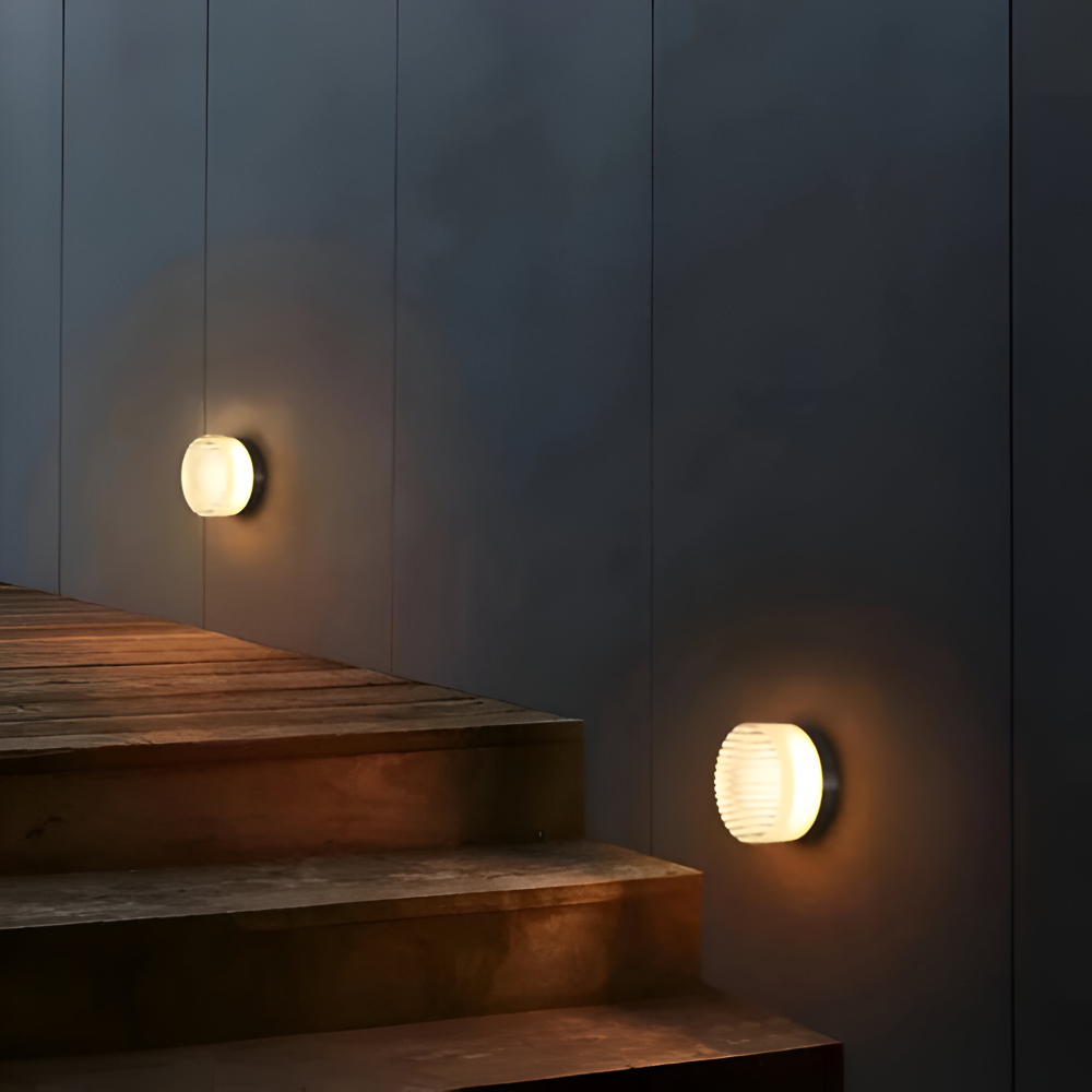 Rund væglampe i riflet glas – rav eller hvid LED lampe