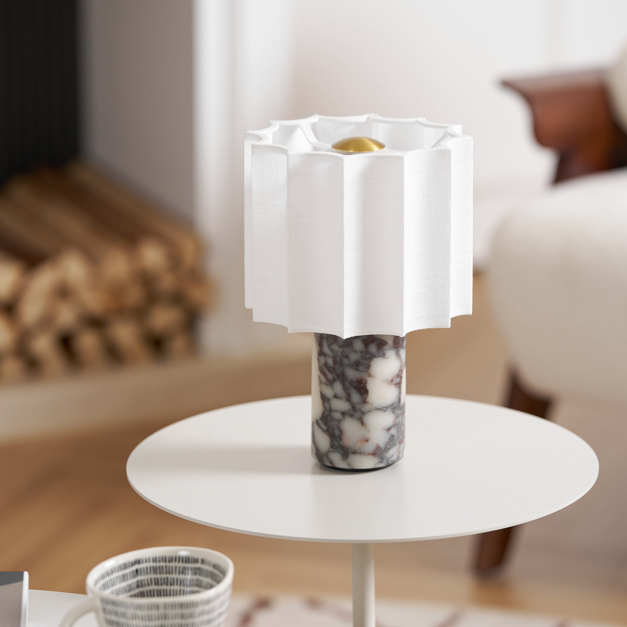Bordlampe i marmor med LED – elegant lampe med varm belysning