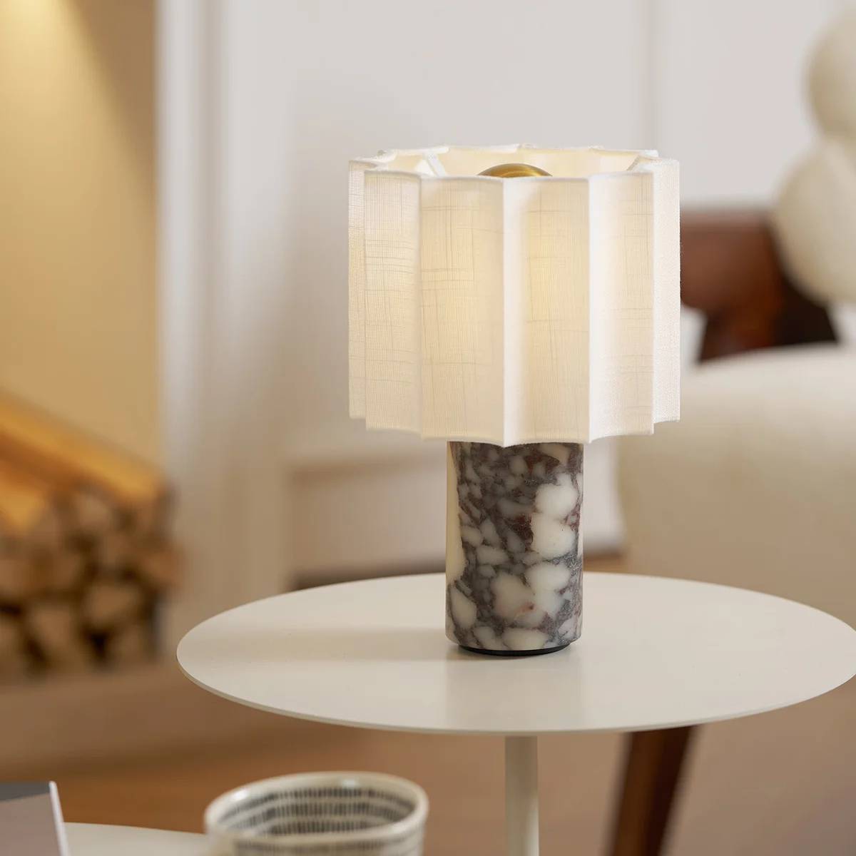 Bordlampe i marmor med LED – elegant lampe med varm belysning
