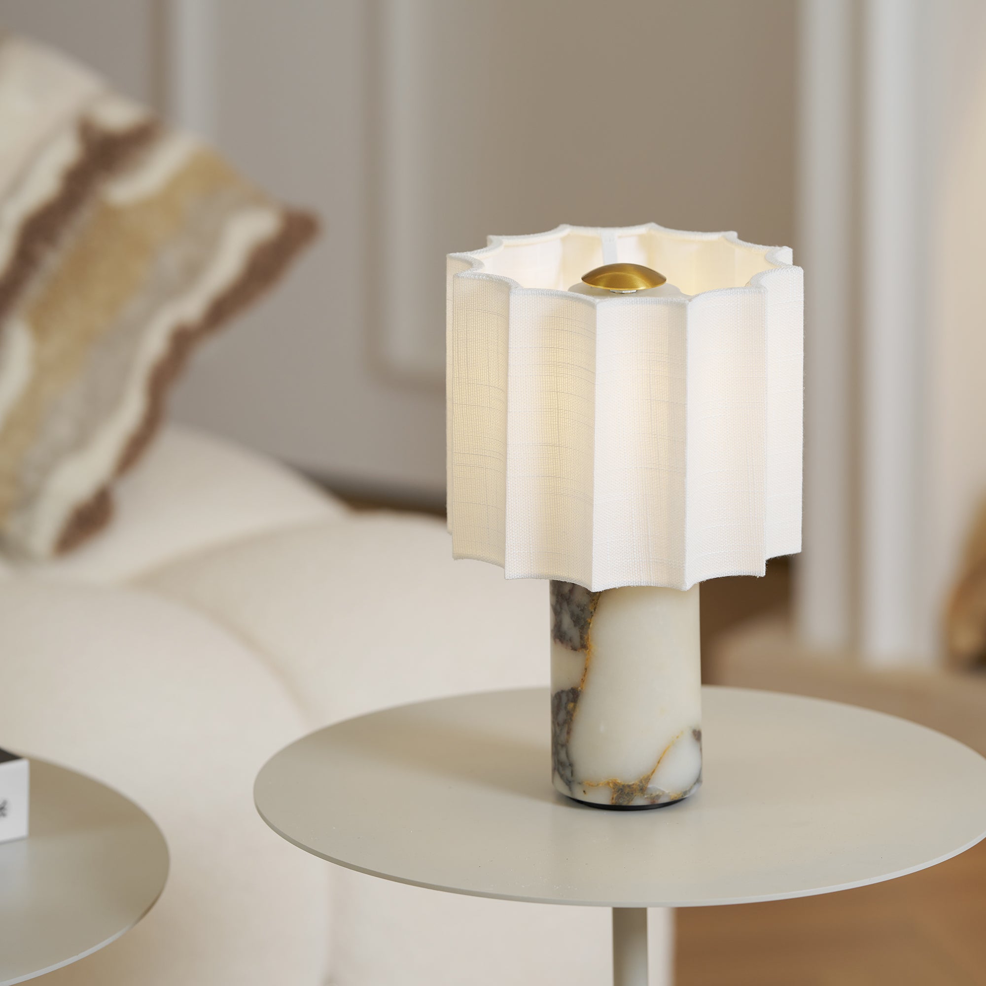 Bordlampe i marmor med LED – elegant lampe med varm belysning