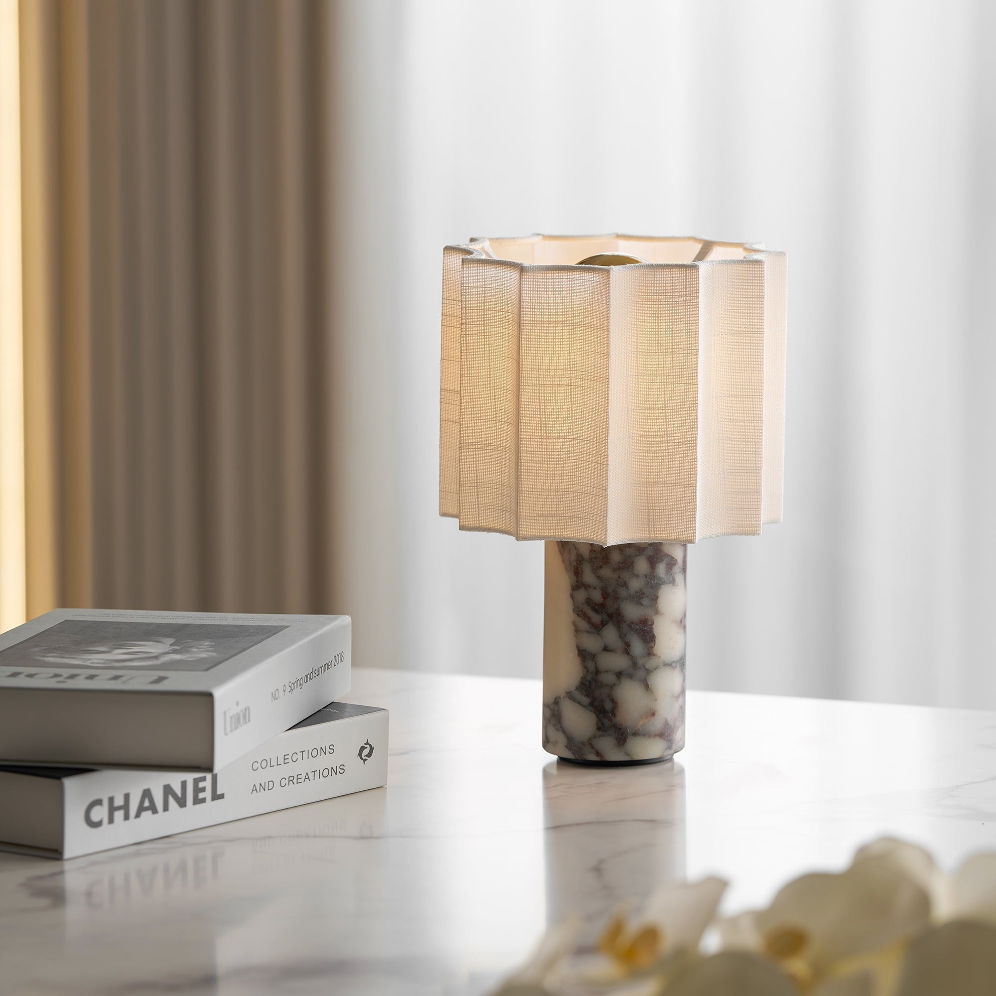 Bordlampe i marmor med LED – elegant lampe med varm belysning