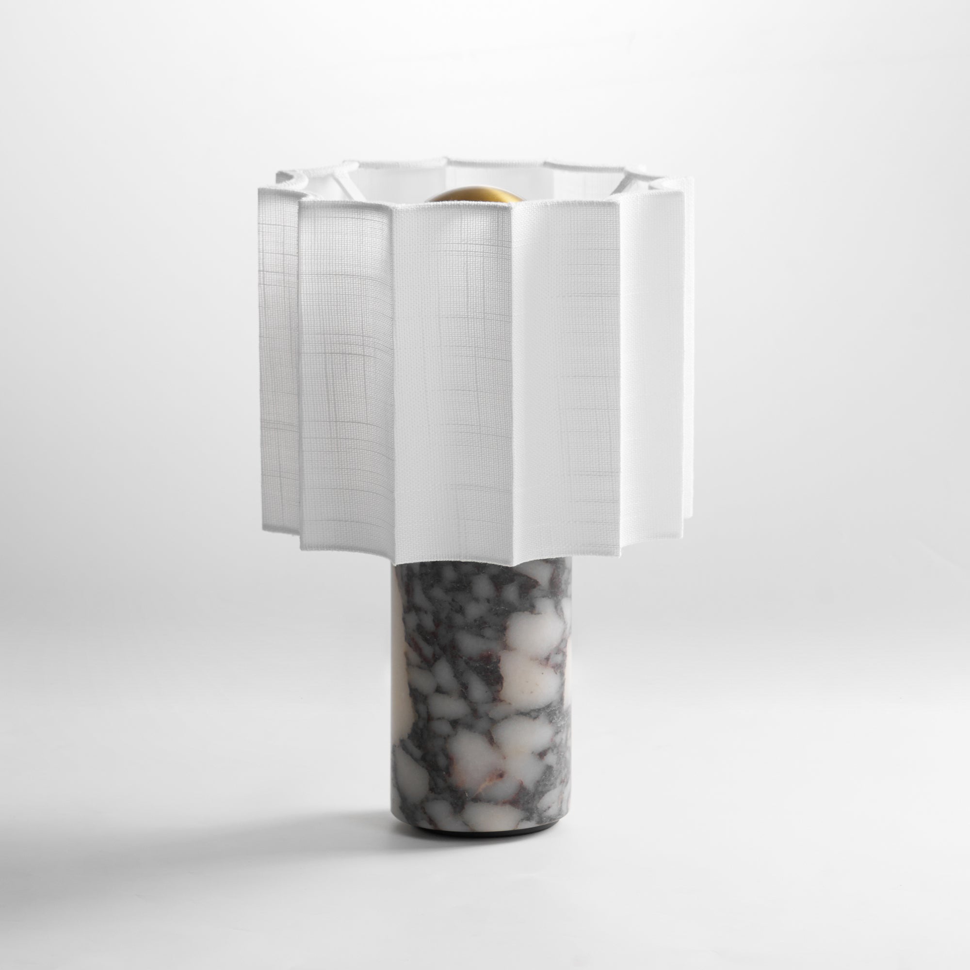 Bordlampe i marmor med LED – elegant lampe med varm belysning