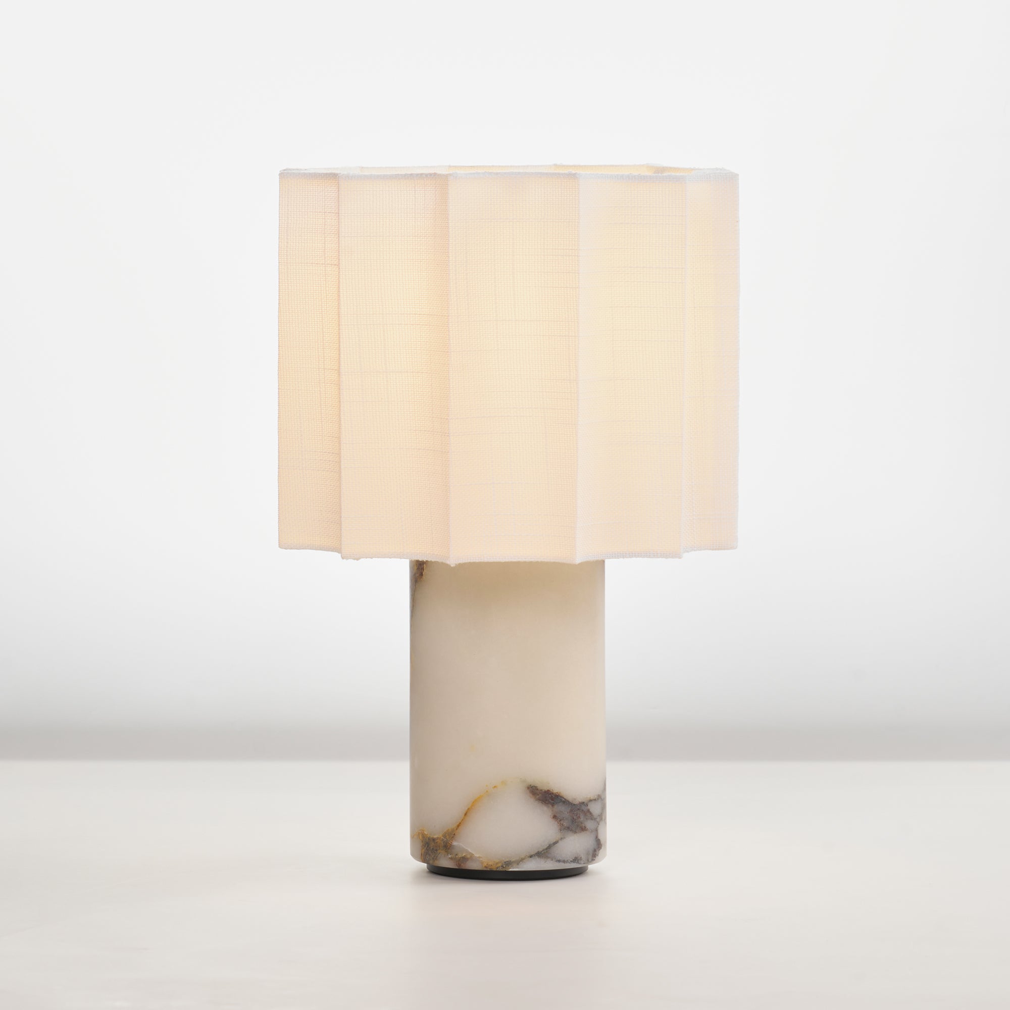 Bordlampe i marmor med LED – elegant lampe med varm belysning