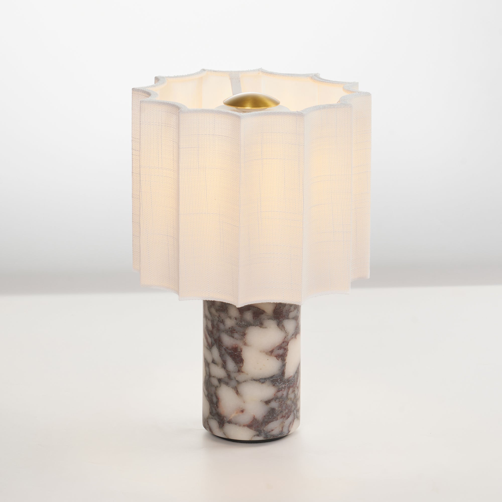 Bordlampe i marmor med LED – elegant lampe med varm belysning