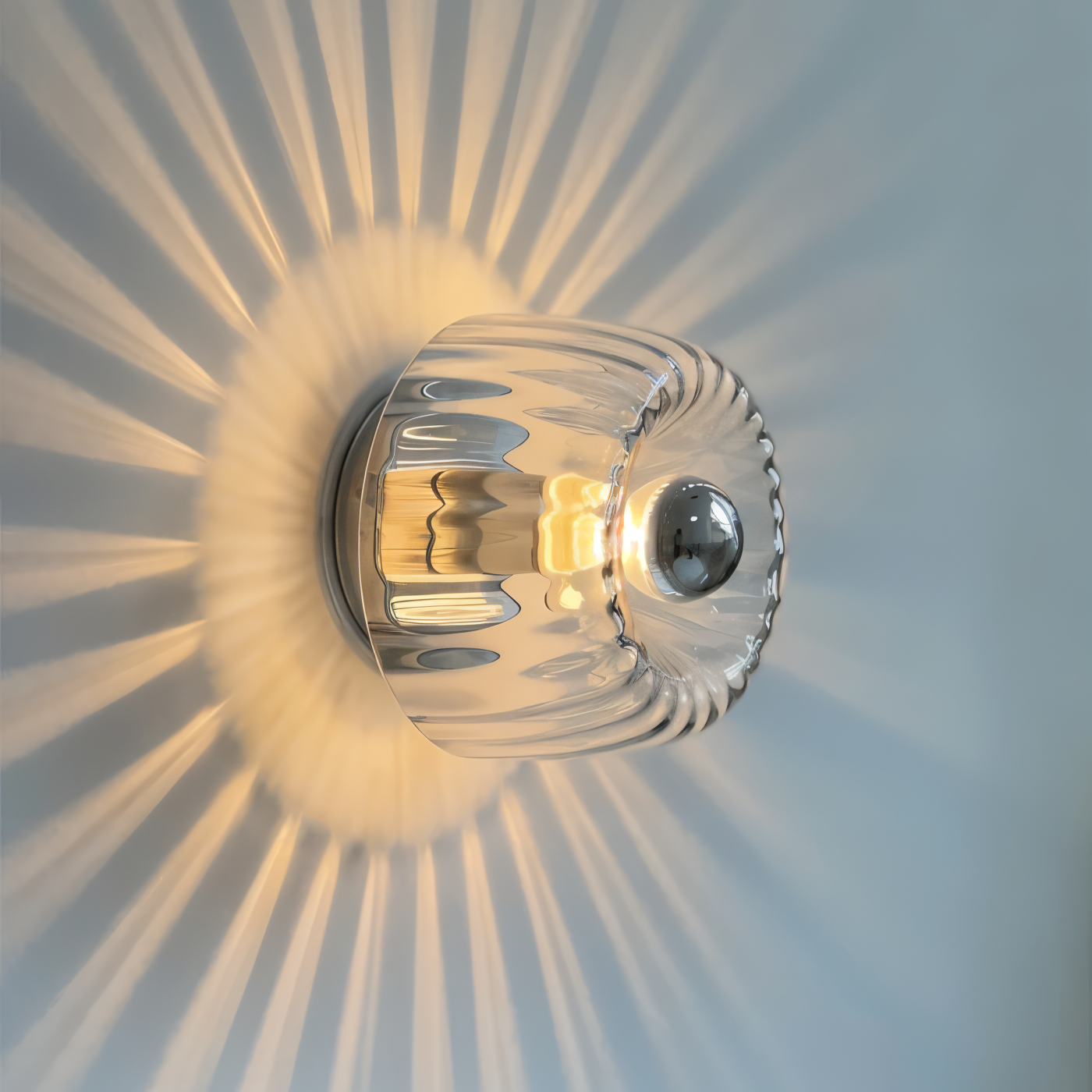 Væglampe i riflet glas – Bauhaus design med elegant lys