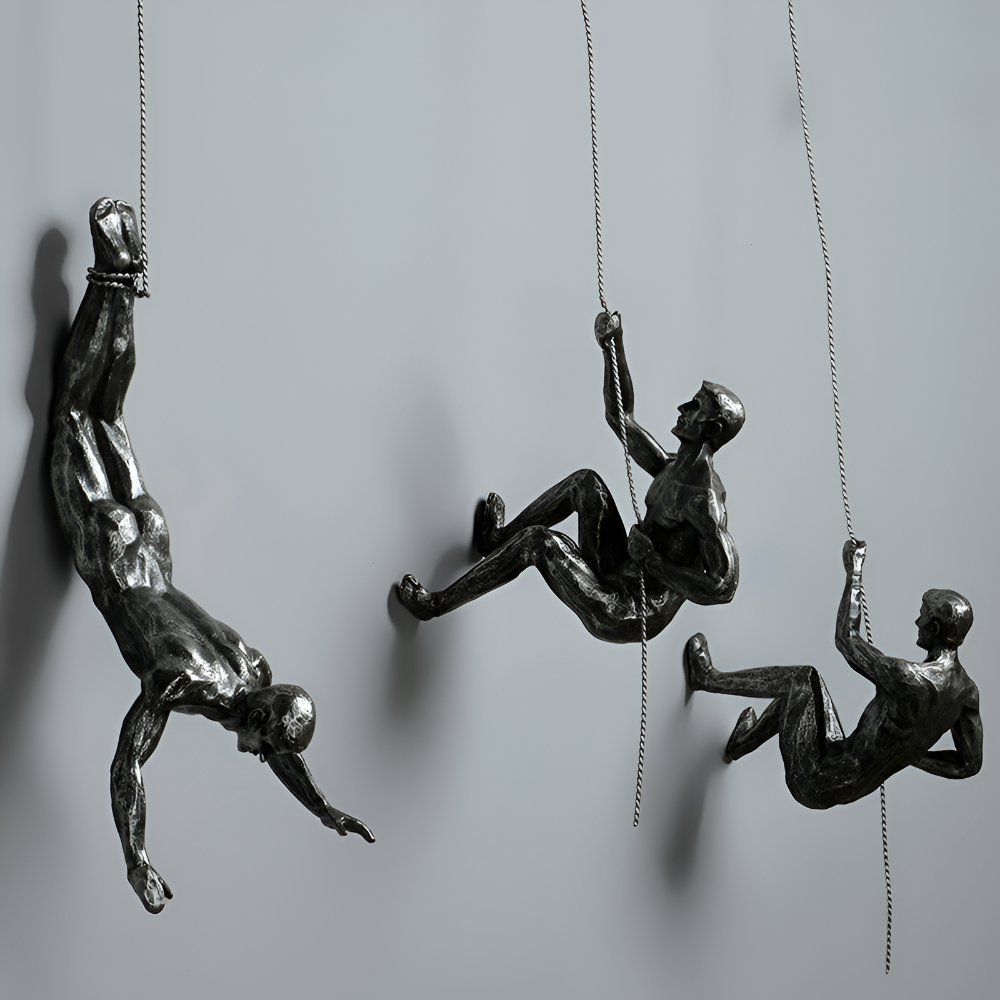 Vægdekoration med klatrende figurer – moderne kunst i resin