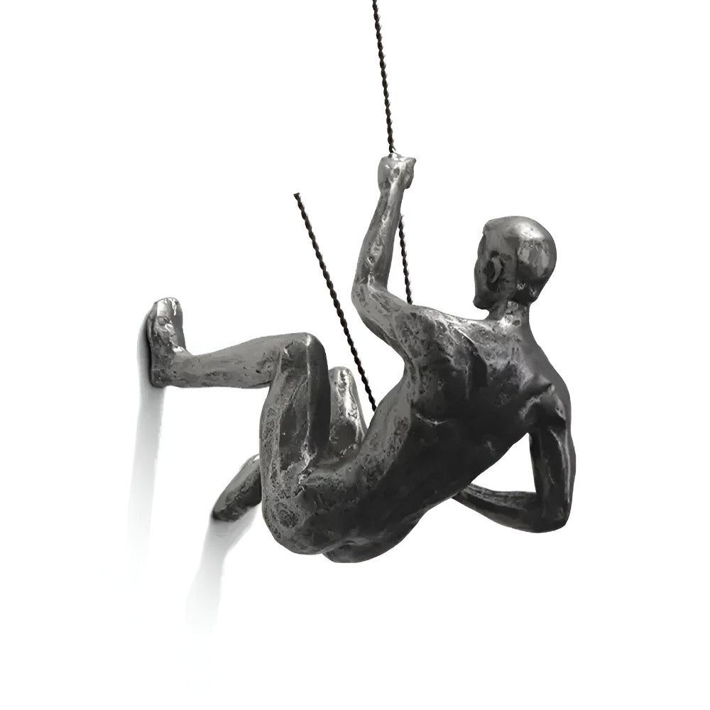 Vægdekoration med klatrende figurer – moderne kunst i resin