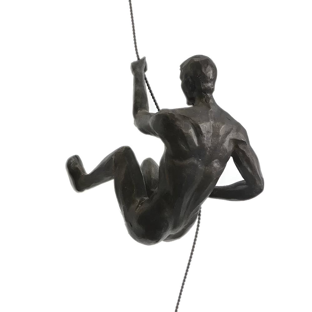 Vægdekoration med klatrende figurer – moderne kunst i resin