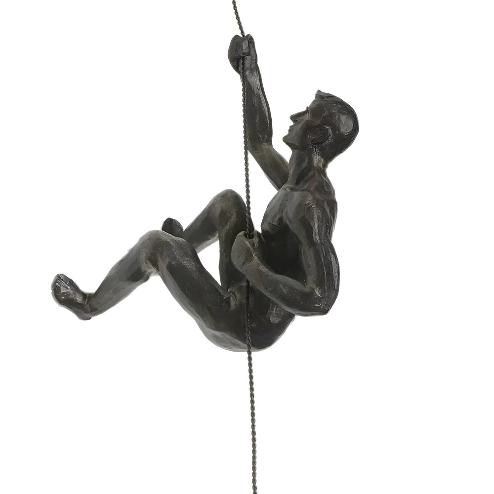Vægdekoration med klatrende figurer – moderne kunst i resin
