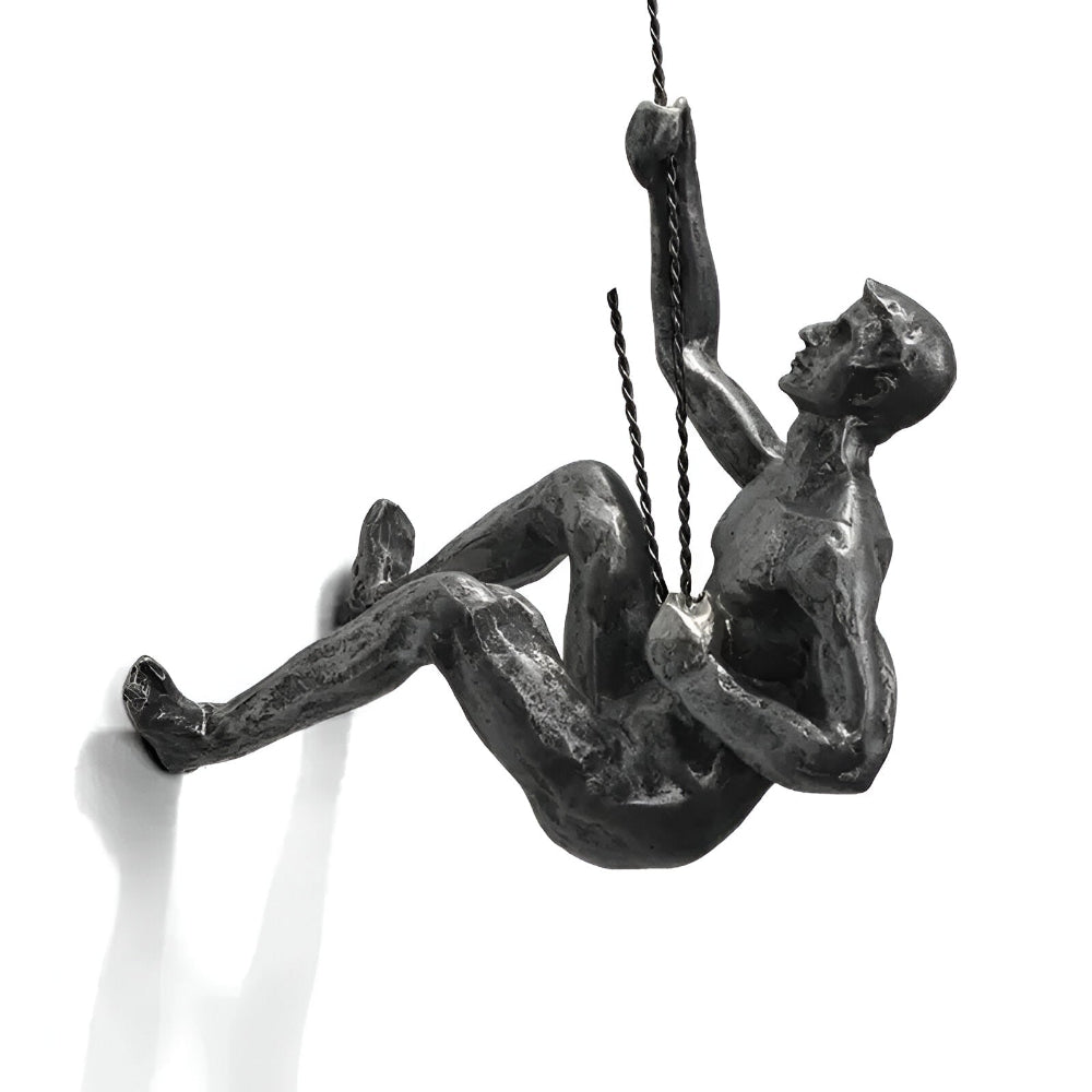 Vægdekoration med klatrende figurer – moderne kunst i resin