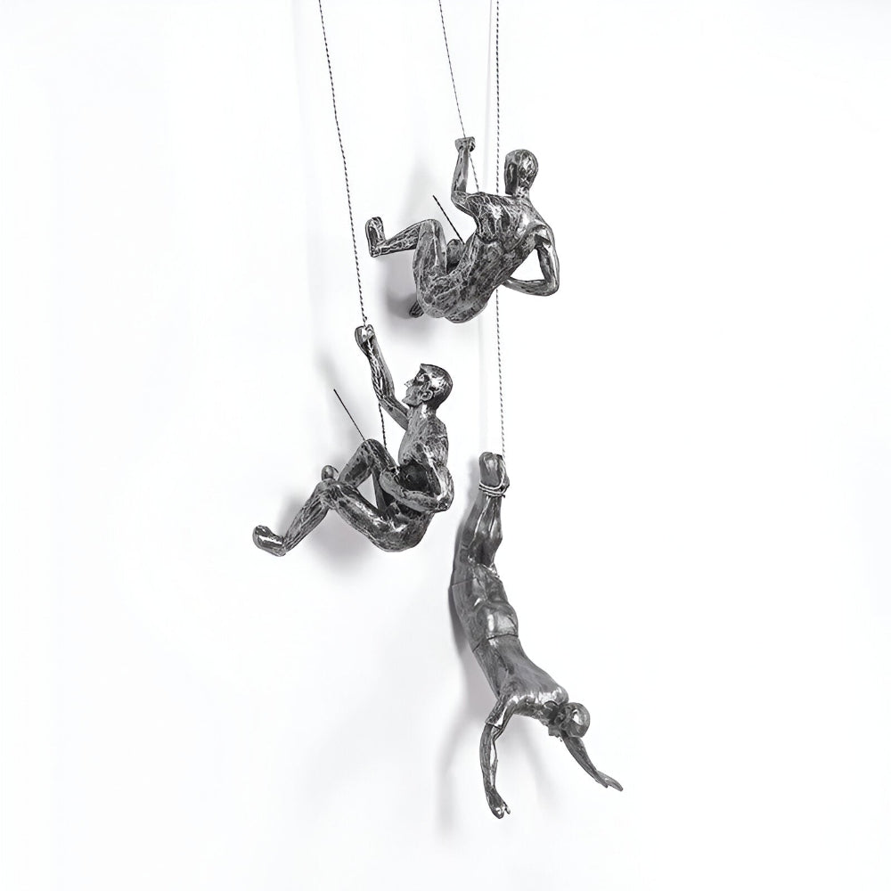 Vægdekoration med klatrende figurer – moderne kunst i resin