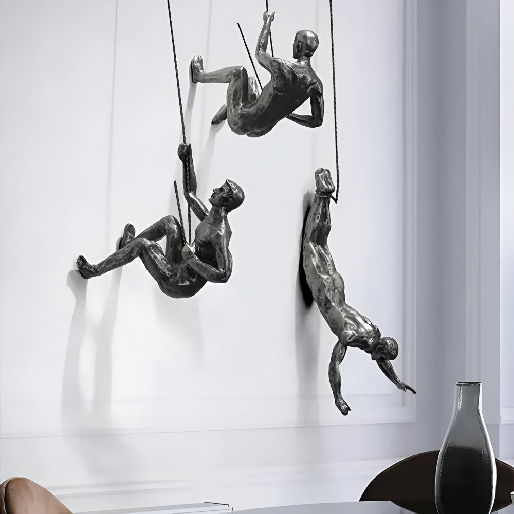 Vægdekoration med klatrende figurer – moderne kunst i resin
