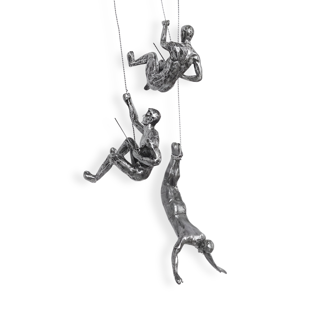 Vægdekoration med klatrende figurer – moderne kunst i resin