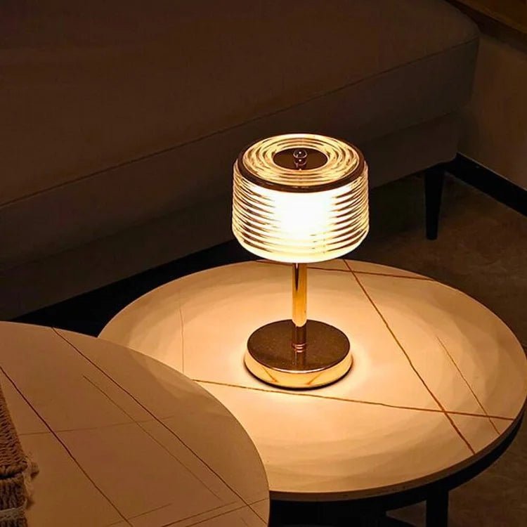 LED ring bordlampe i guld – elegant design med lagdelt skærm