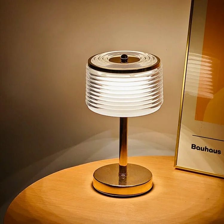 LED ring bordlampe i guld – elegant design med lagdelt skærm
