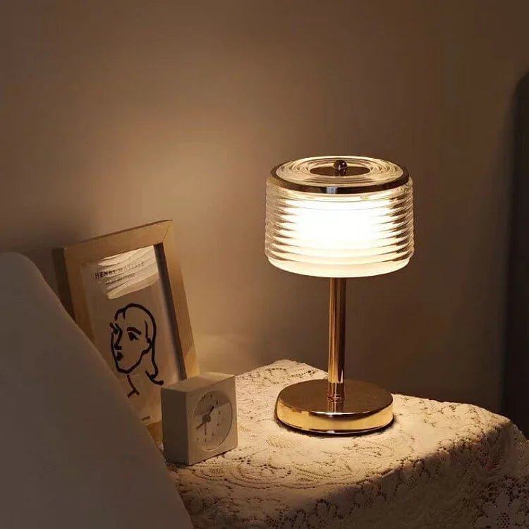 LED ring bordlampe i guld – elegant design med lagdelt skærm