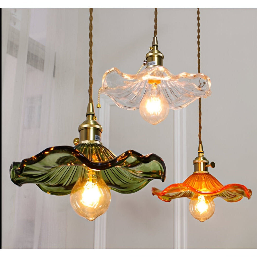 Pendellampe i farvet glas – loftlampe med kobberdetalje