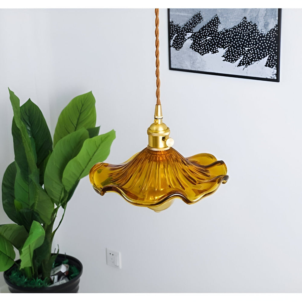 Pendellampe i farvet glas – loftlampe med kobberdetalje