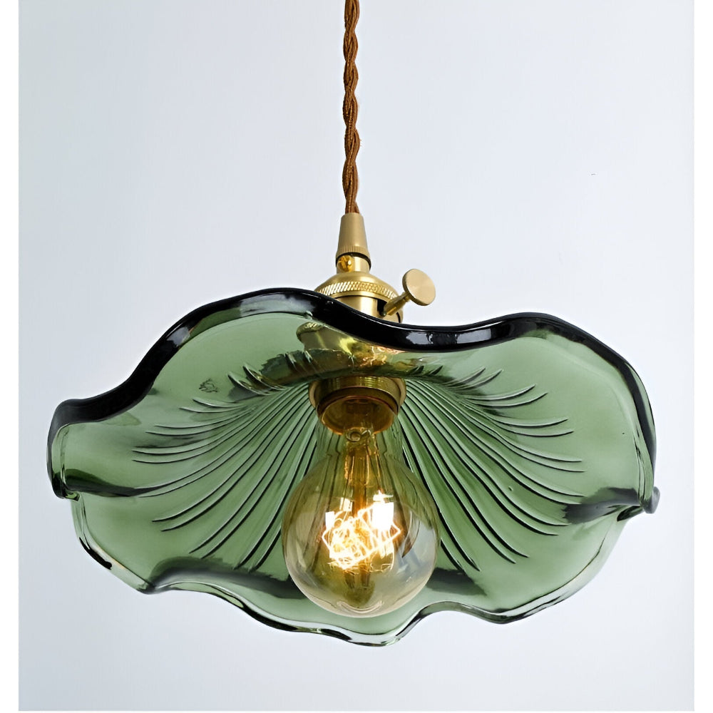 Pendellampe i farvet glas – loftlampe med kobberdetalje