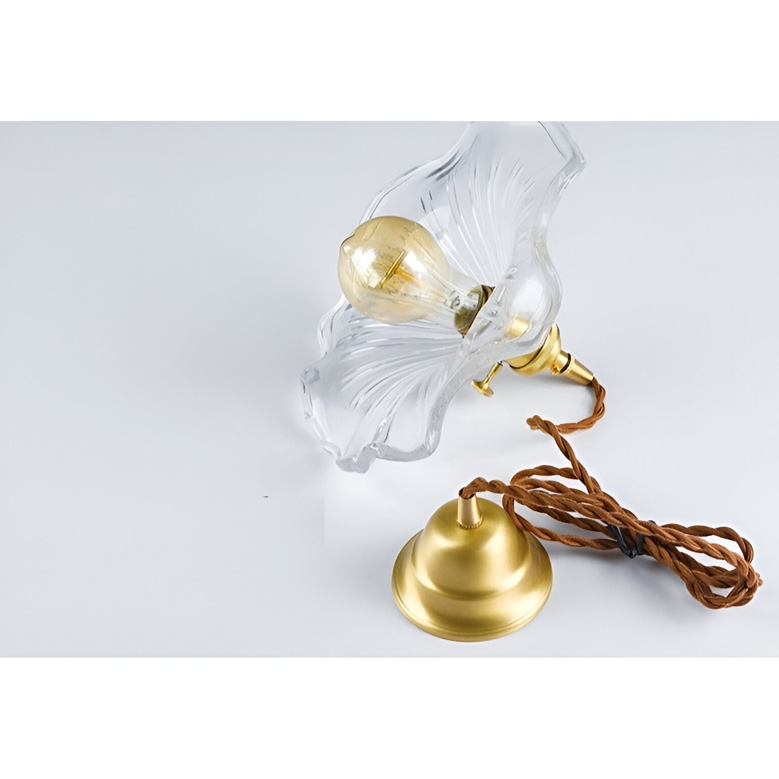 Pendellampe i farvet glas – loftlampe med kobberdetalje
