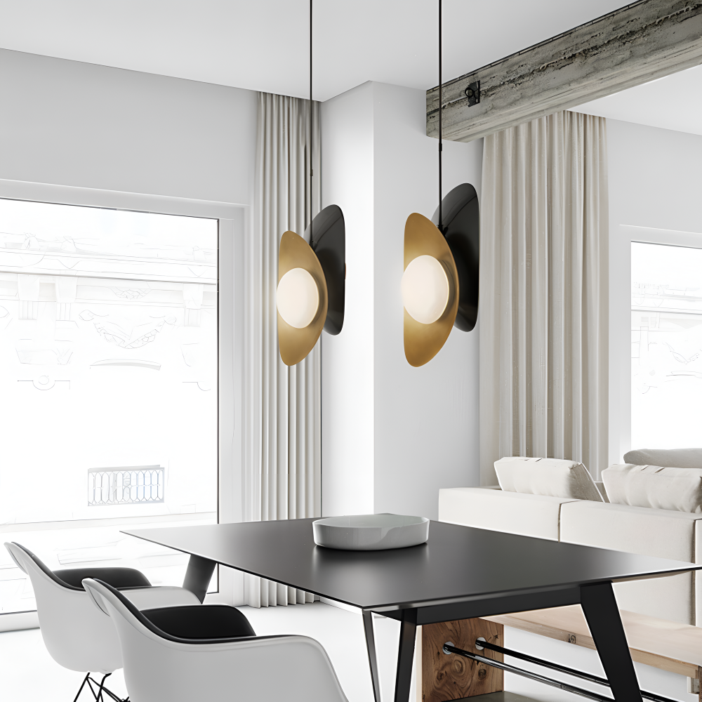 Pendellampe med perleglas og guldfinish
