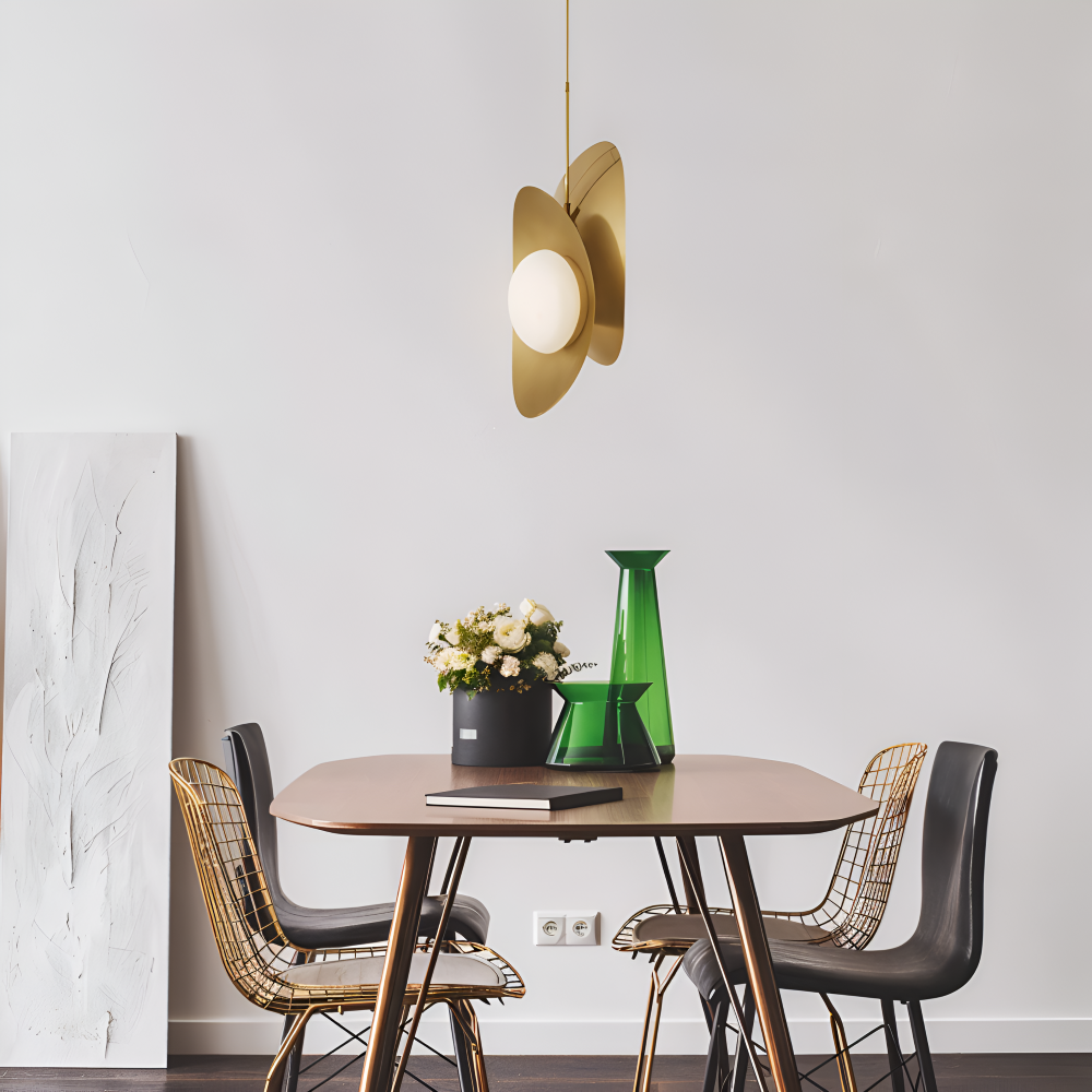 Pendellampe med perleglas og guldfinish