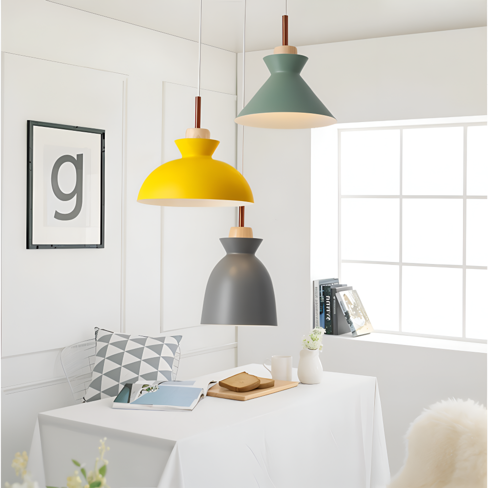Farverig pendellampe i macaron design – moderne kuppelformet lampe