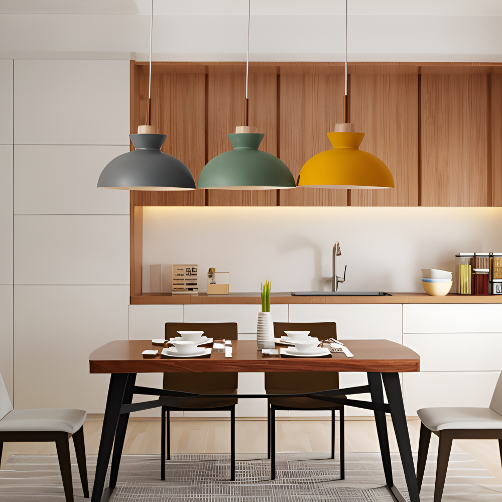 Farverig pendellampe i macaron design – moderne kuppelformet lampe