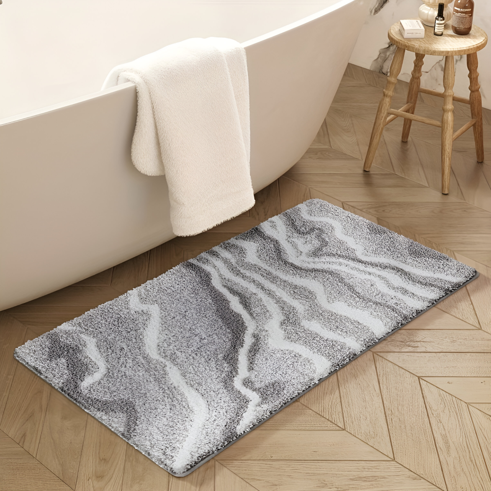 Bademåtte i marmorlook – blød og skridsikker bademåtte