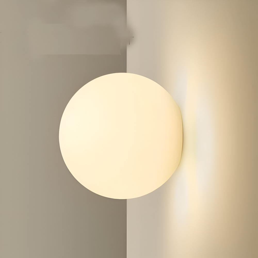 Rund væglampe i opalglas – minimalistisk design med jernbase