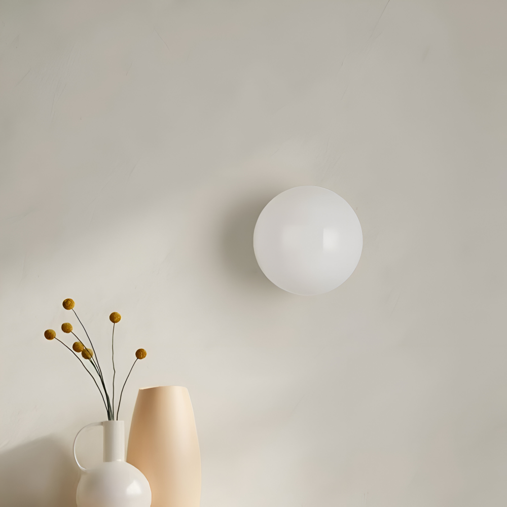 Rund væglampe i opalglas – minimalistisk design med jernbase