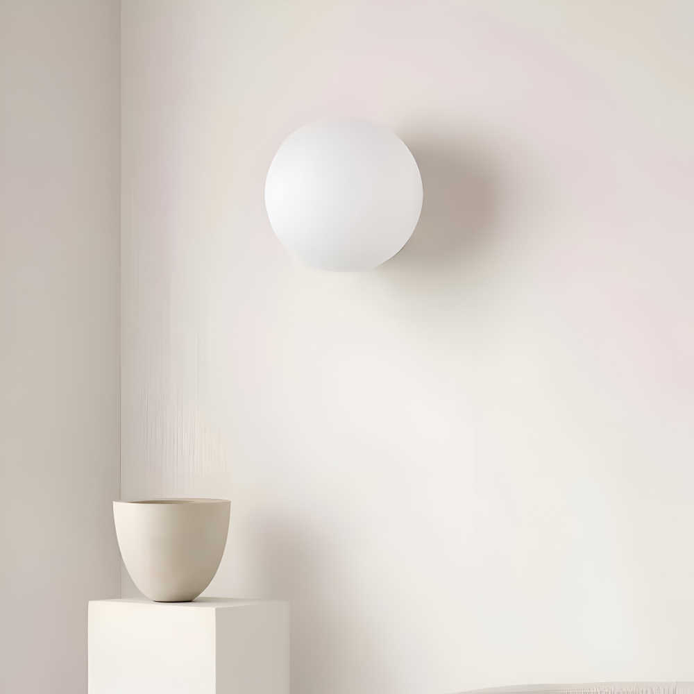 Rund væglampe i opalglas – minimalistisk design med jernbase