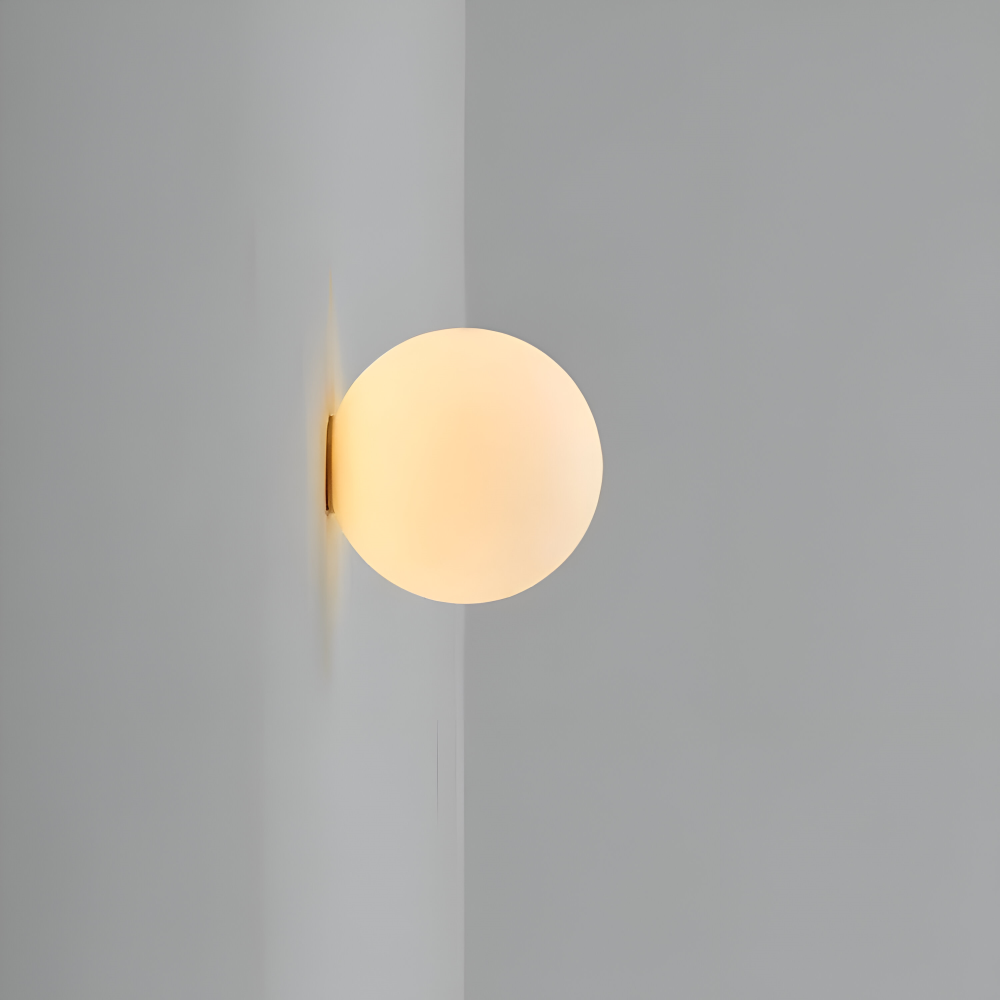 Rund væglampe i opalglas – minimalistisk design med jernbase