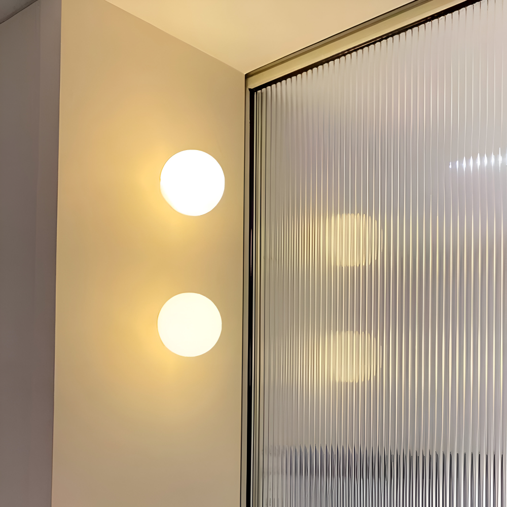Rund væglampe i opalglas – minimalistisk design med jernbase