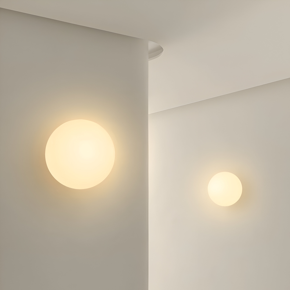 Rund væglampe i opalglas – minimalistisk design med jernbase