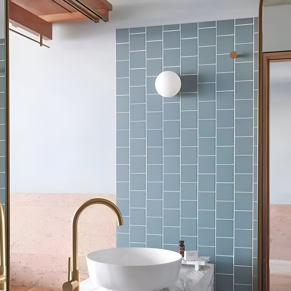Rund væglampe i opalglas – minimalistisk design med jernbase
