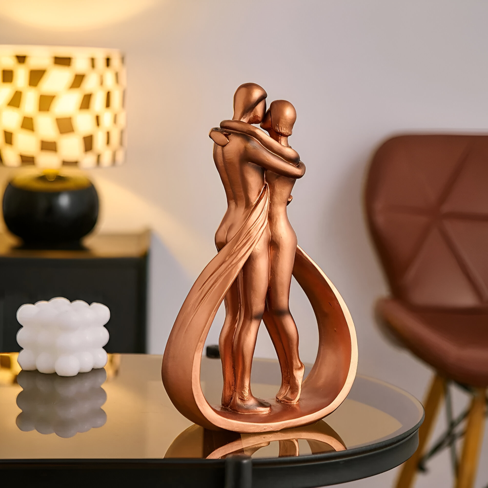 Kærlighedsfigur med kyssende par i rødbronze – moderne dekoration