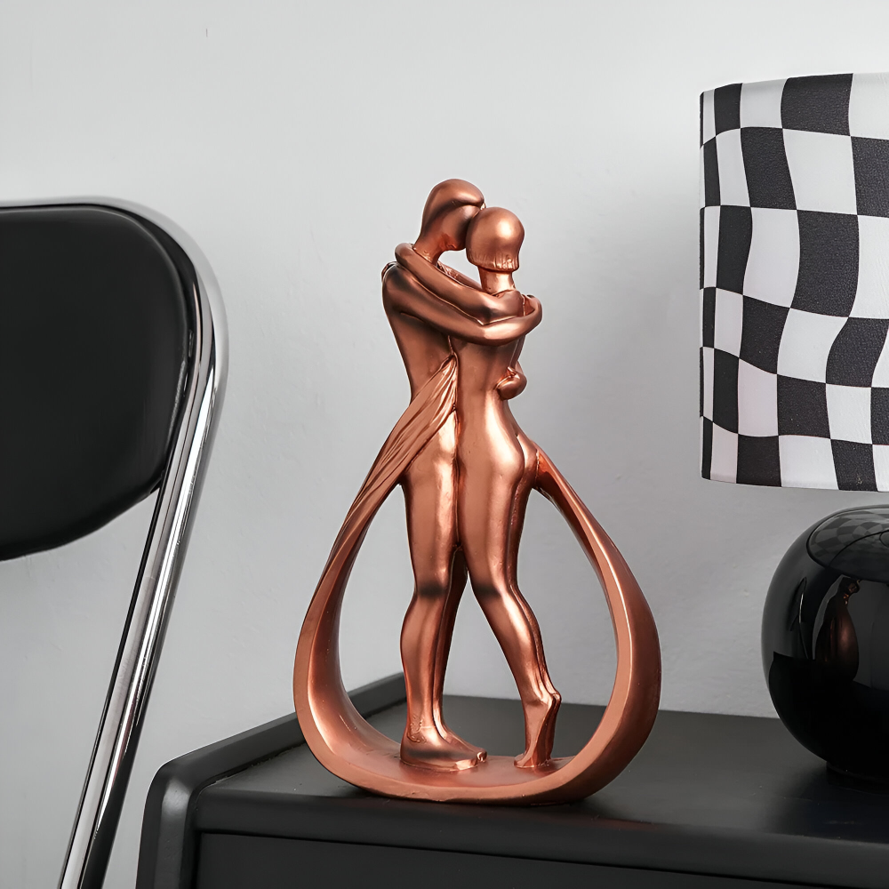 Kærlighedsfigur med kyssende par i rødbronze – moderne dekoration