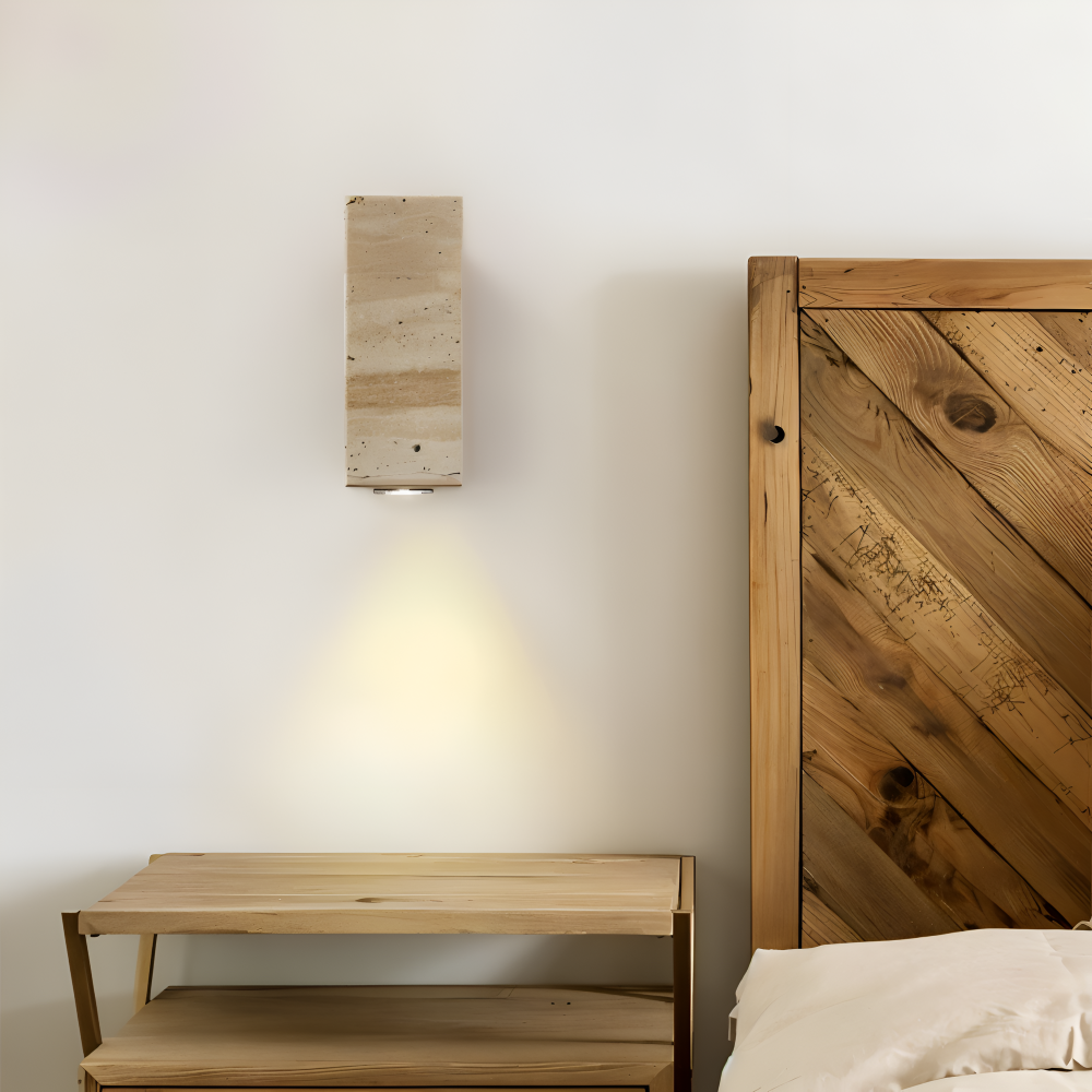 Væglampe i travertin og træ – minimalistisk design med LED lys