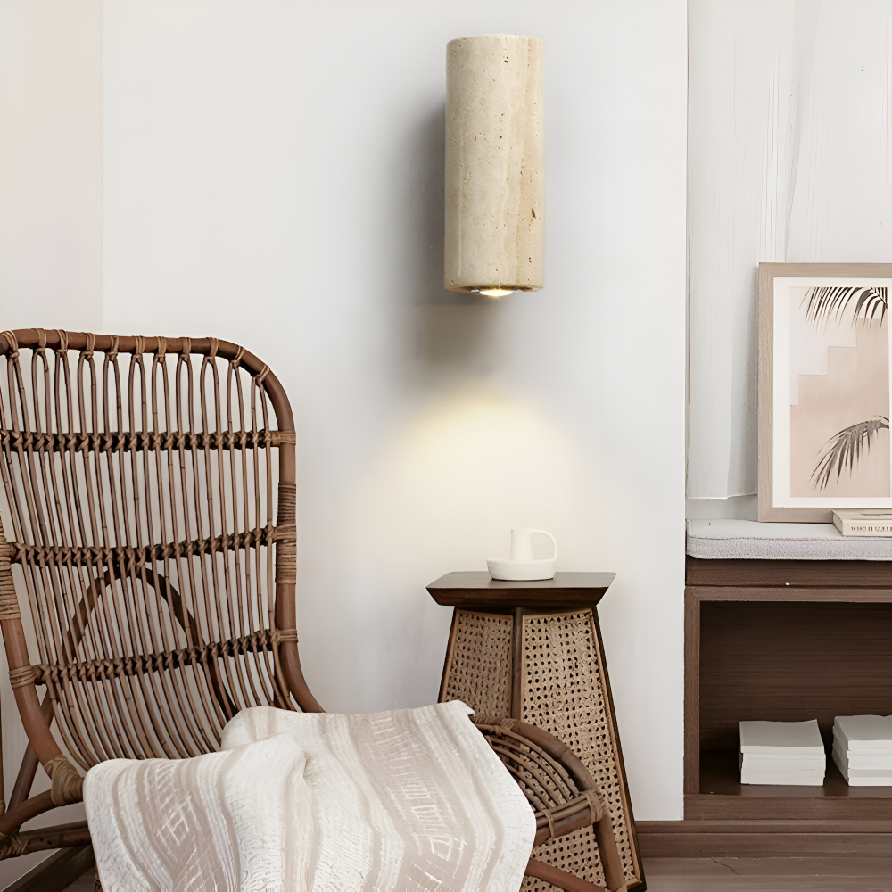 Væglampe i travertin og træ – minimalistisk design med LED lys
