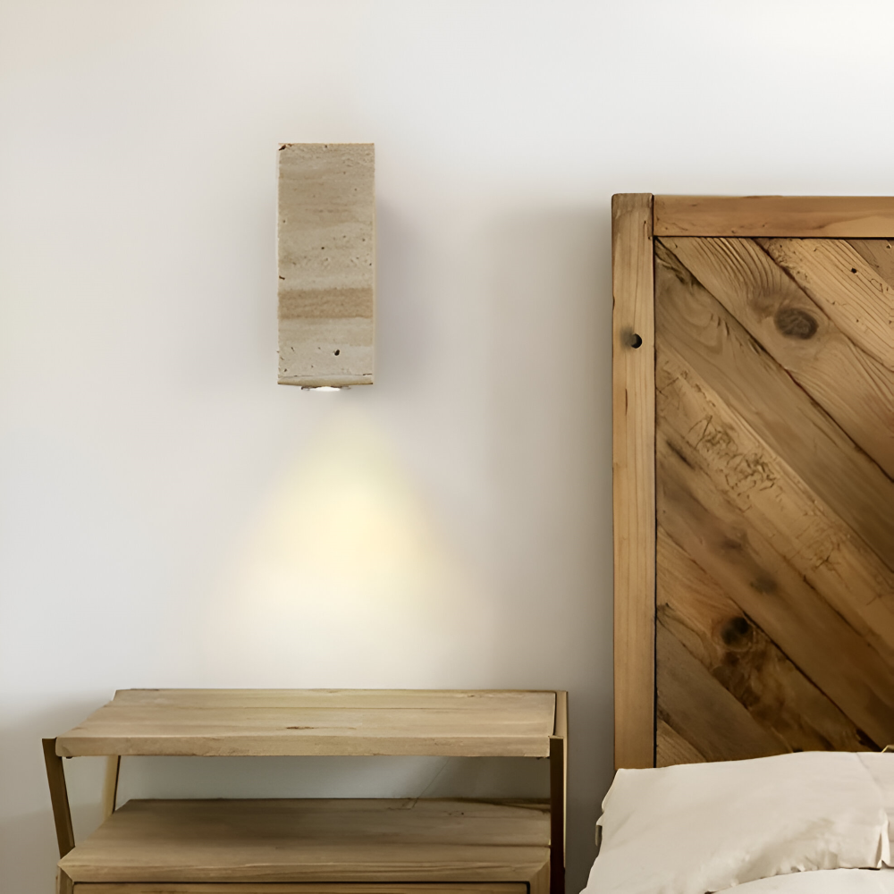 Væglampe i travertin og træ – minimalistisk design med LED lys