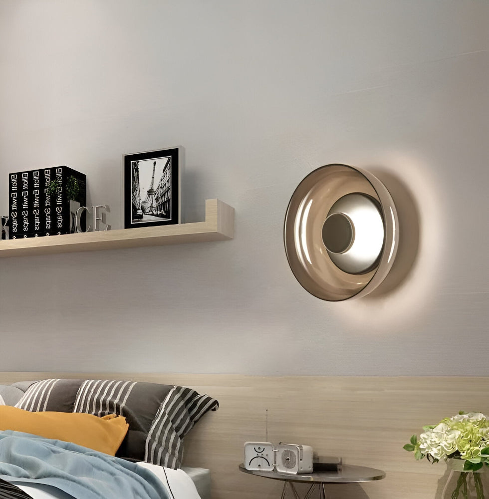 Rund LED væglampe i glas og aluminium – skandinavisk minimalistisk design